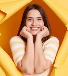 Pared rota con chica